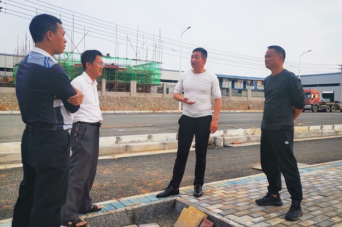 谢春俊到鹿寨县调查项目用地督战WG电子公司筹备工作
